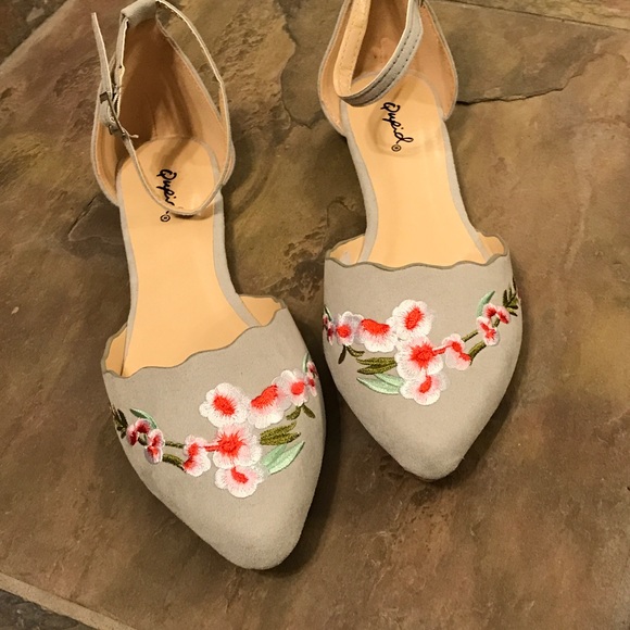 New in box! Gray suede PU floral embroidered flats - Picture 2 of 5